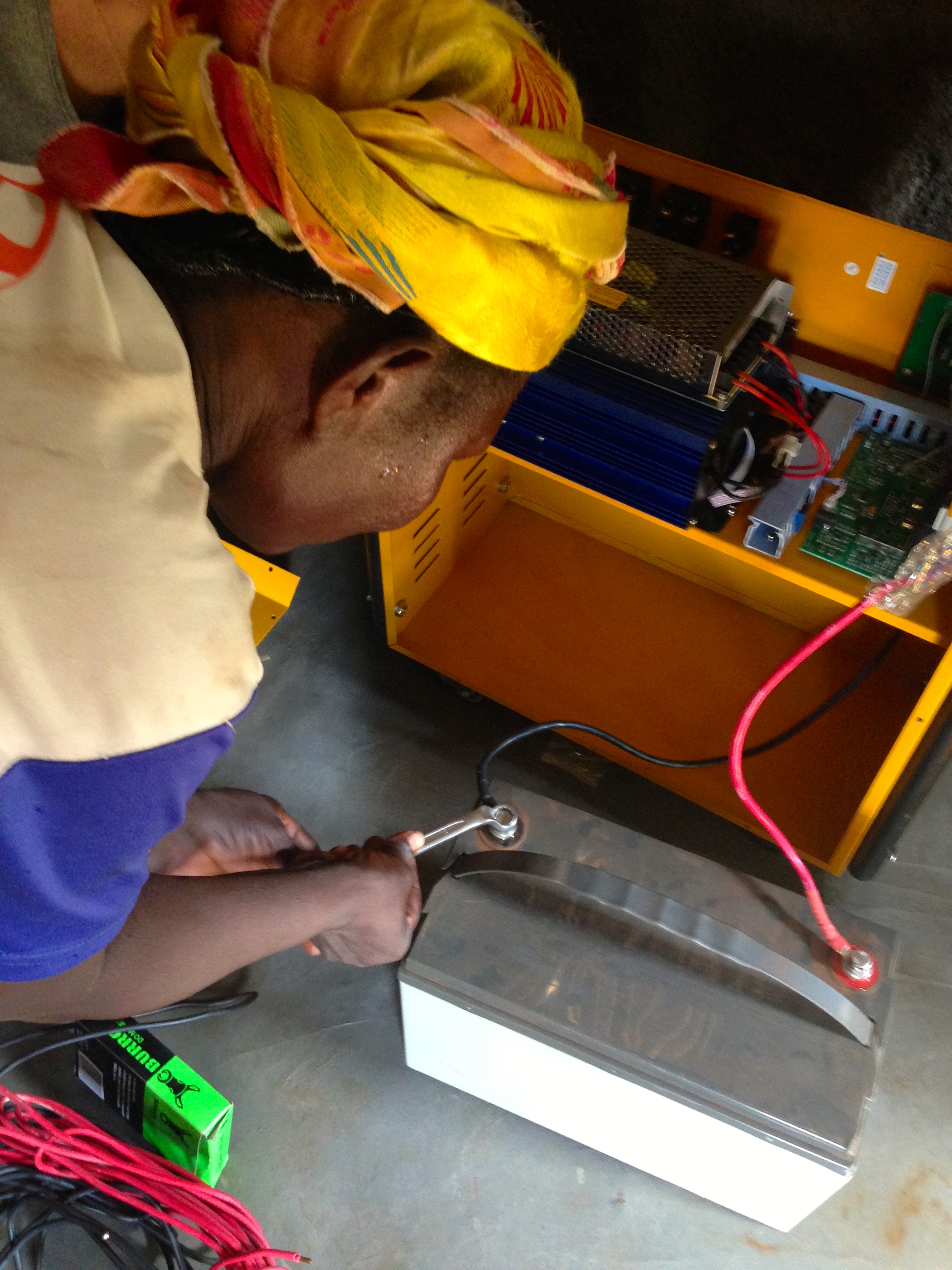 Damu connects the battery to the inverter.